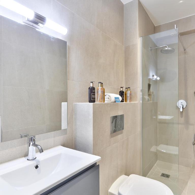UrbanFlat 124 - Spacious Home in the Heart of Paris - Apartment - 13
