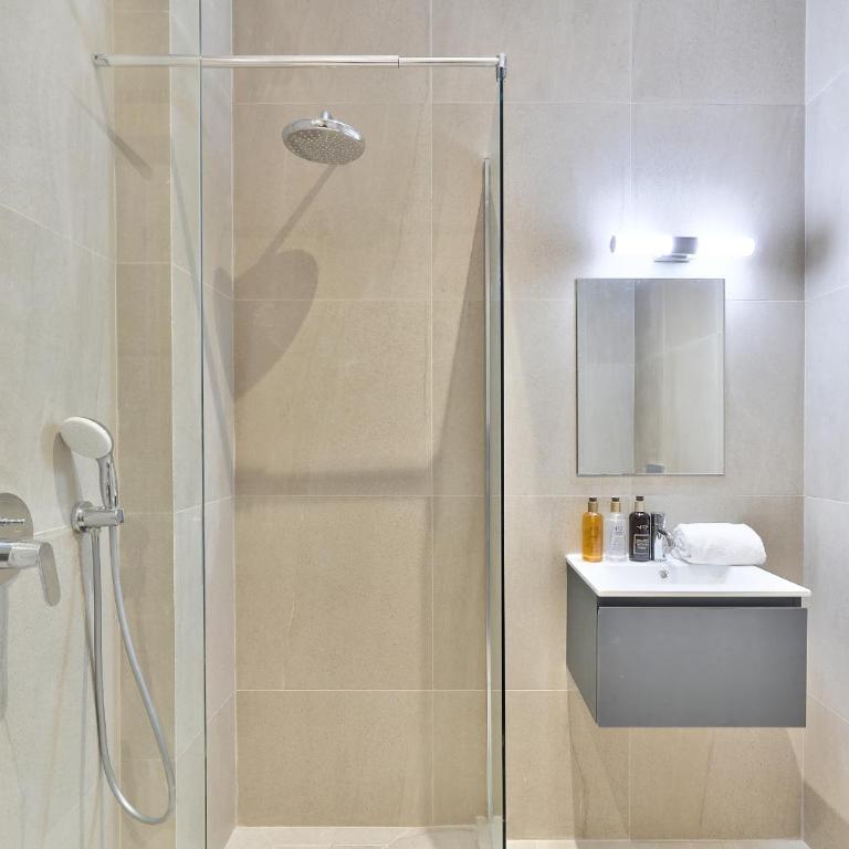 UrbanFlat 124 - Spacious Home in the Heart of Paris - Apartment - 16