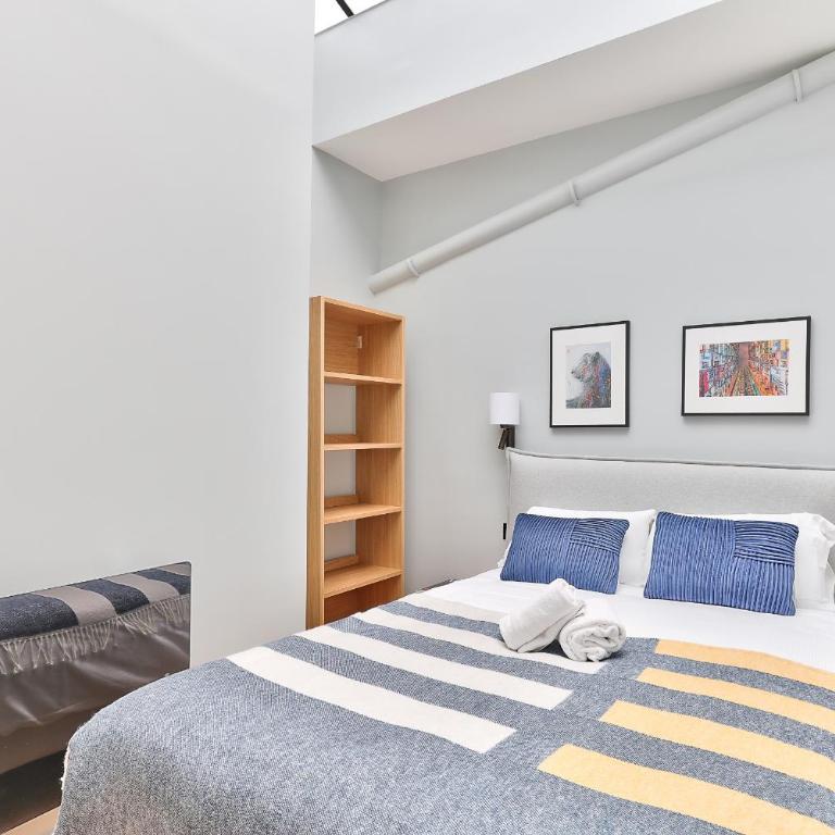 UrbanFlat 124 - Spacious Home in the Heart of Paris - Apartment - 22