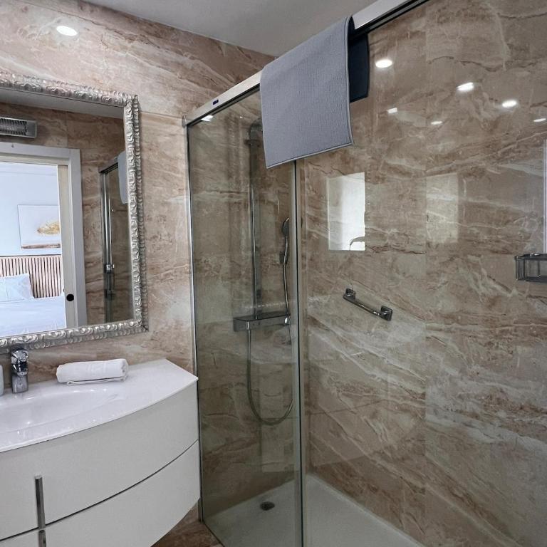 Luxury Beachfront Bright & Spacious by TuriVida - Two-Bedroom Superior Apartment - 4