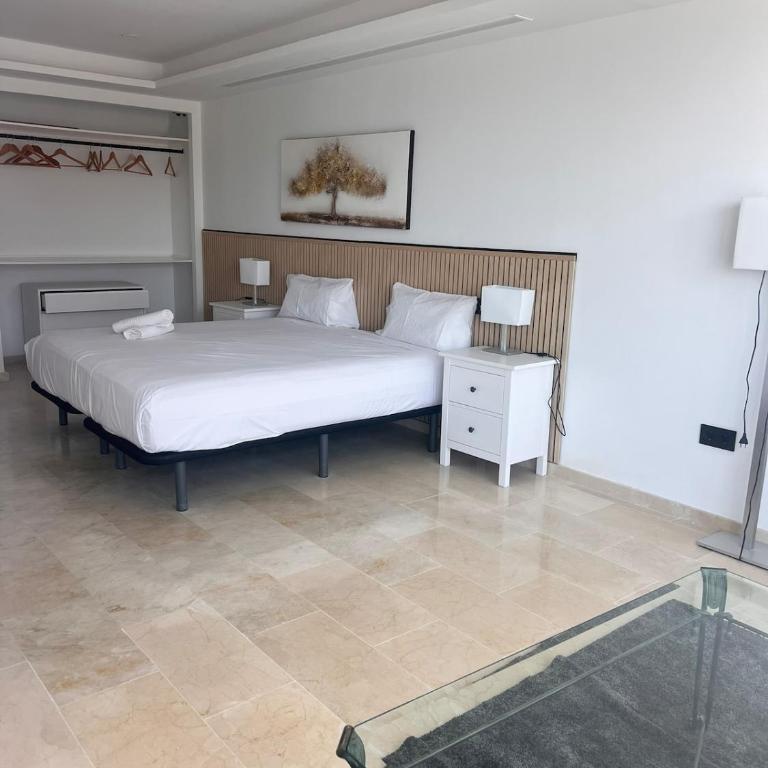 Luxury Beachfront Bright & Spacious by TuriVida - Two-Bedroom Superior Apartment - 11