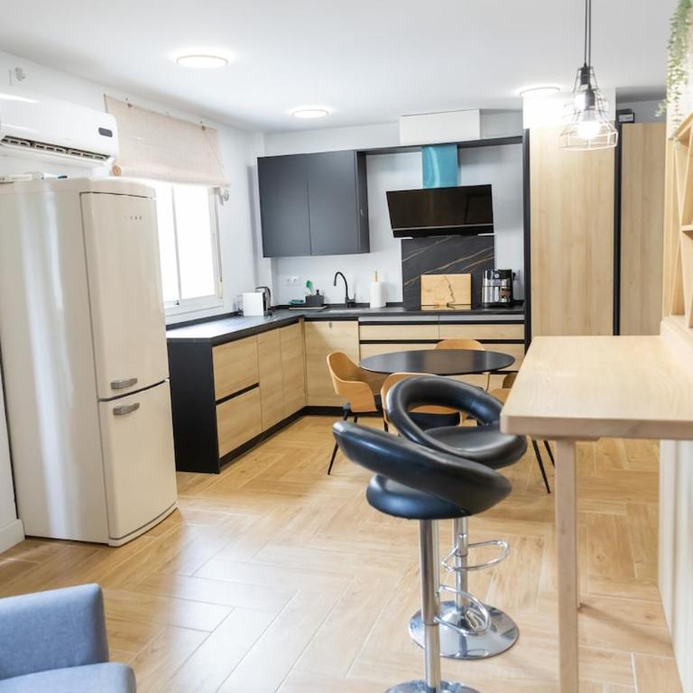 Chic Studio Downtown - AC - WiFi - One-Bedroom Apartment - 6