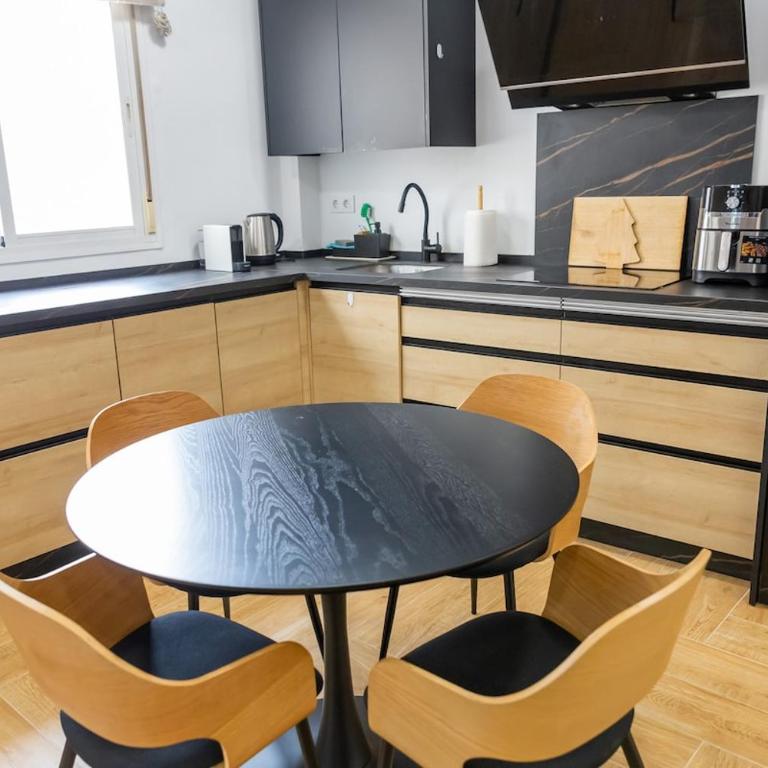 Chic Studio Downtown - AC - WiFi - One-Bedroom Apartment - 18