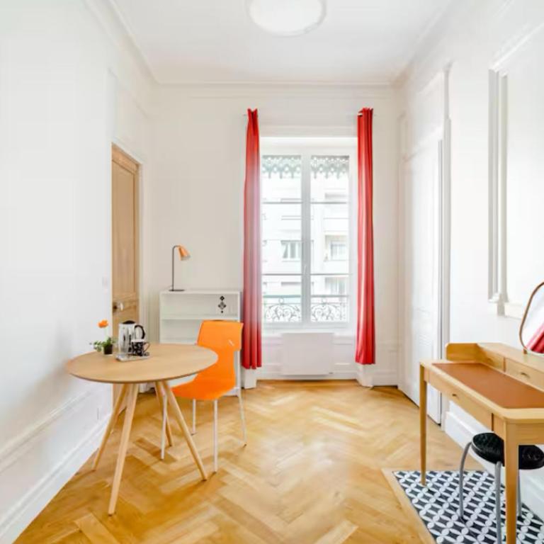 Chambre dans appartement familial au pied du métro et proche parc tête d or - Chambre Double avec Salle de Bains Privative - 4
