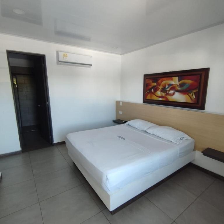 Hotel Agua Azul Melgar Tolima - Habitación con cama grande - 3