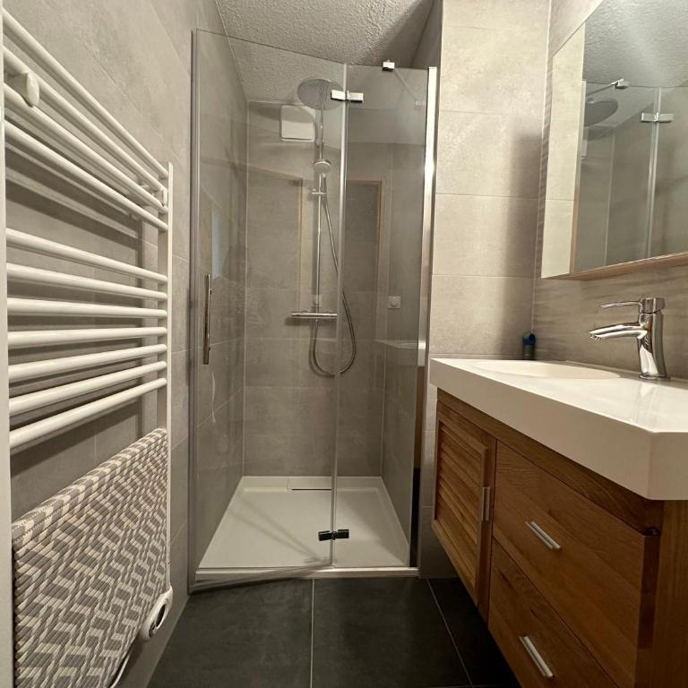 Appartement rénové avec WiFi près du ski-bus - Appartamento con 3 Camere da Letto - 12