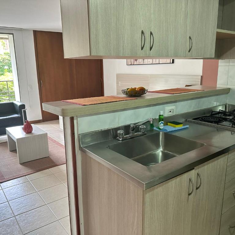 Amoblados Medellin Poblado Patio Bonito - Apartamento Estudio con balcón - 1