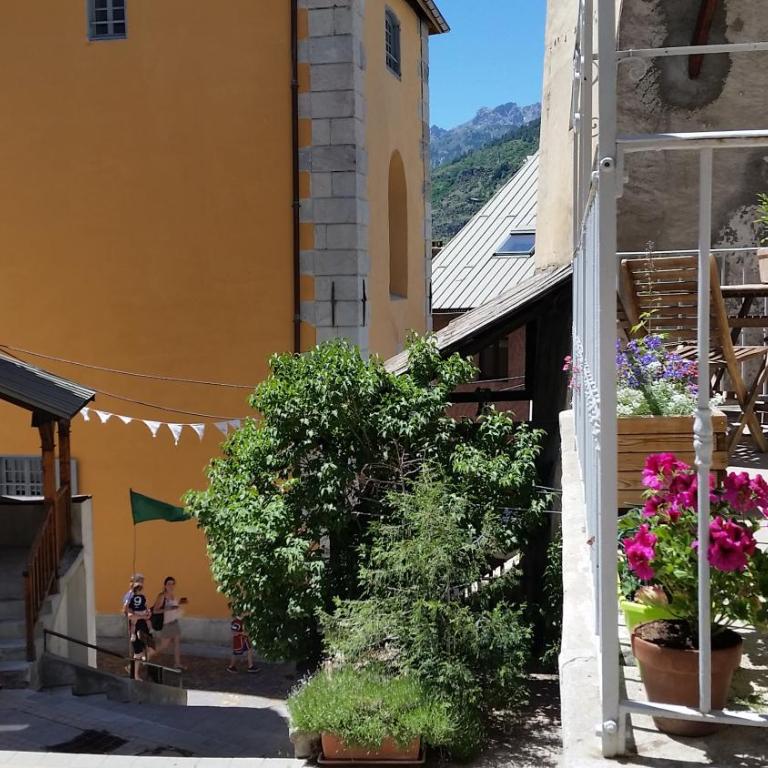 Maison à Tour Briançon - Appartement 2 Chambres avec Terrasse Bien Exposée - 25