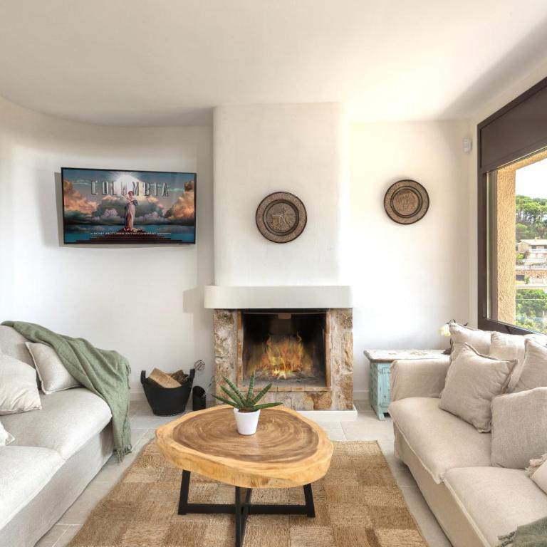 Sea View Pool 2km to Beach Cala Canyelles Fully Air Conditioned King Queen Quality Beds BBQ - Casa de 5 dormitorios - 9