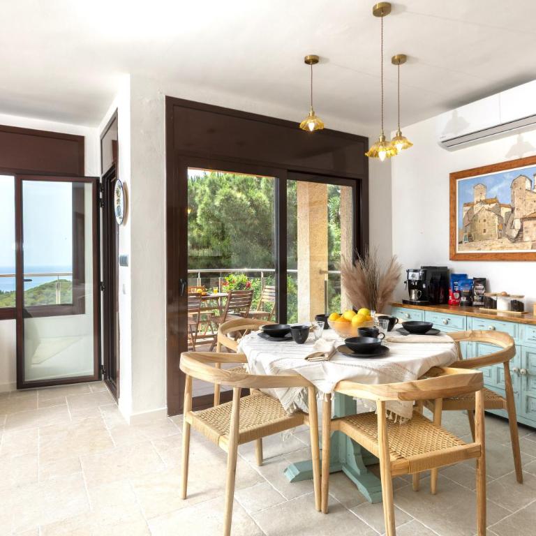 Sea View Pool 2km to Beach Cala Canyelles Fully Air Conditioned King Queen Quality Beds BBQ - Casa de 5 dormitorios - 14