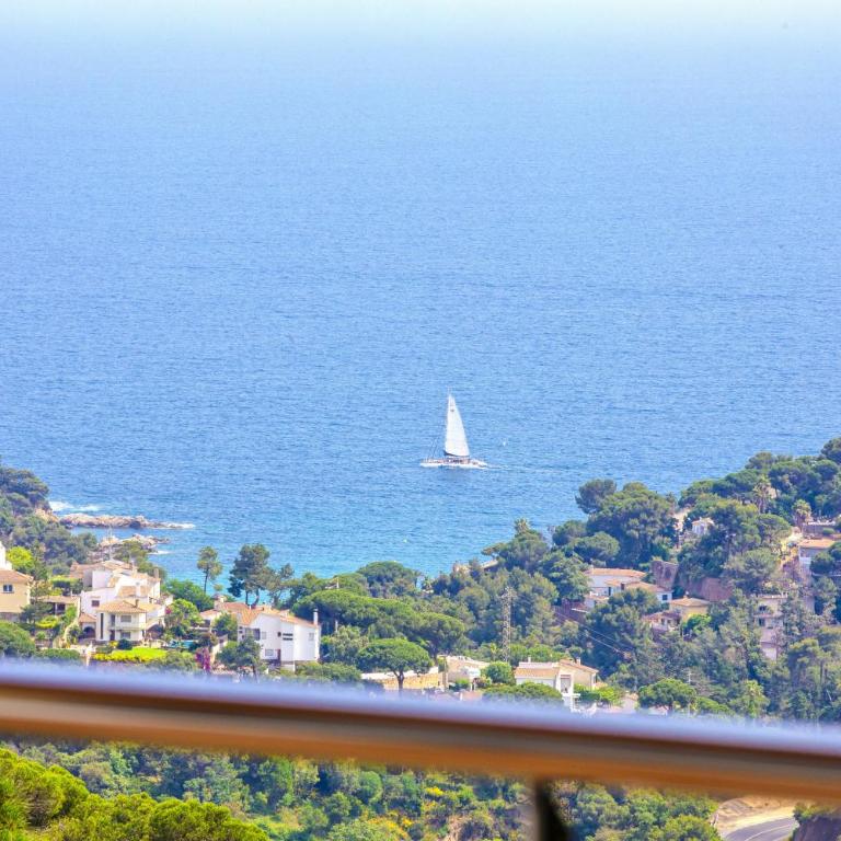 Sea View Pool 2km to Beach Cala Canyelles Fully Air Conditioned King Queen Quality Beds BBQ - Casa de 5 dormitorios - 8