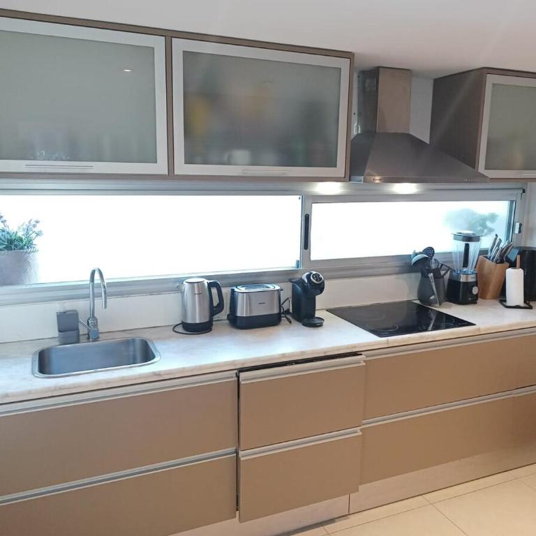 Hermoso, amplio y luminoso apartamento con servicio, piscina y cerca de todo - Apartamento con 3 dormitorios - Frente al océano - 5