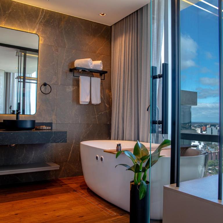 Alula Hotel Encarnacion - Deluxe Suite with Spa Bath - 4