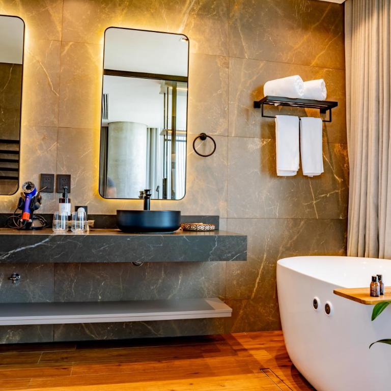 Alula Hotel Encarnacion - Deluxe Suite with Spa Bath - 7