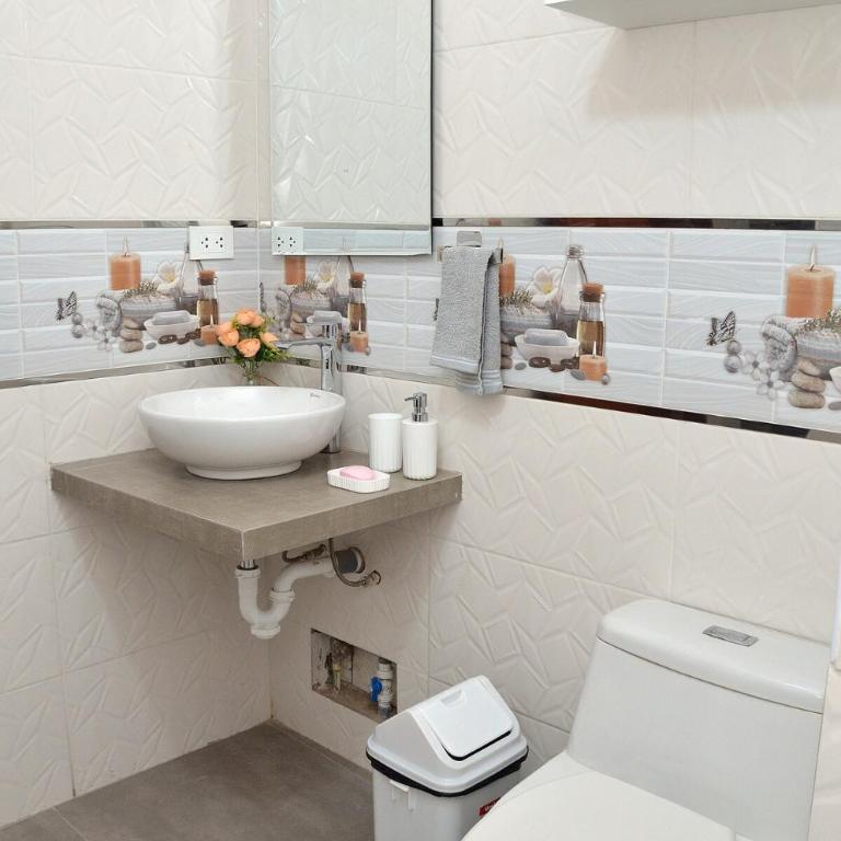 Casa de La Reina - Three-Bedroom House - 36