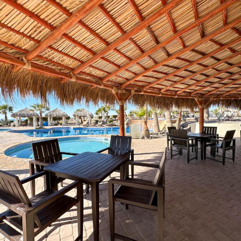 Waves & Relaxation Oceanfront 2BR Family Condo - Apartamento - 50