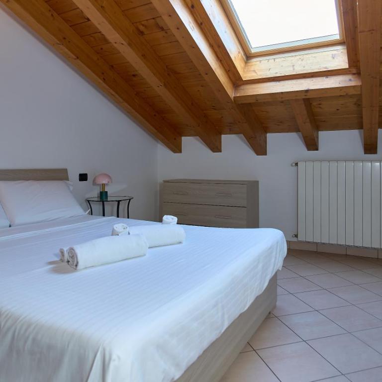 App 19 Elegante Mansarda con Terrazzo e Parcheggio - Apartamento de 1 dormitorio - 2