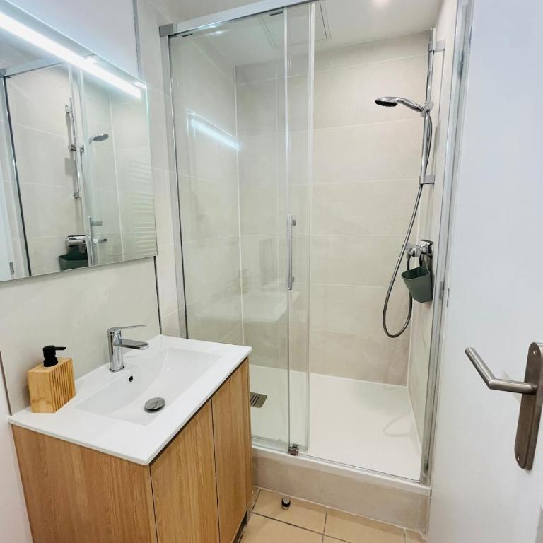 Studio Moderne avec Terrasse - Studio Apartment - 11