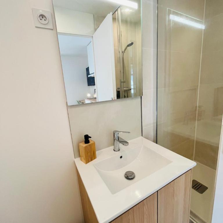 Studio Moderne avec Terrasse - Studio Apartment - 13
