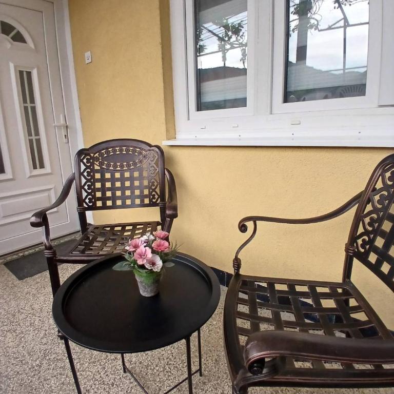 Red Rose Apartment - One-Bedroom Apartment - 1