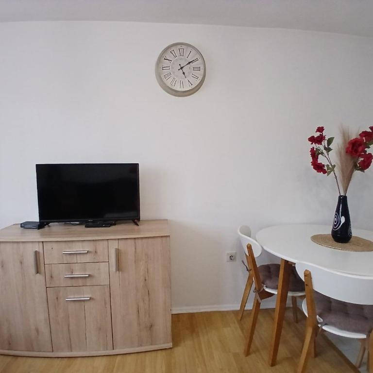 Red Rose Apartment - One-Bedroom Apartment - 2