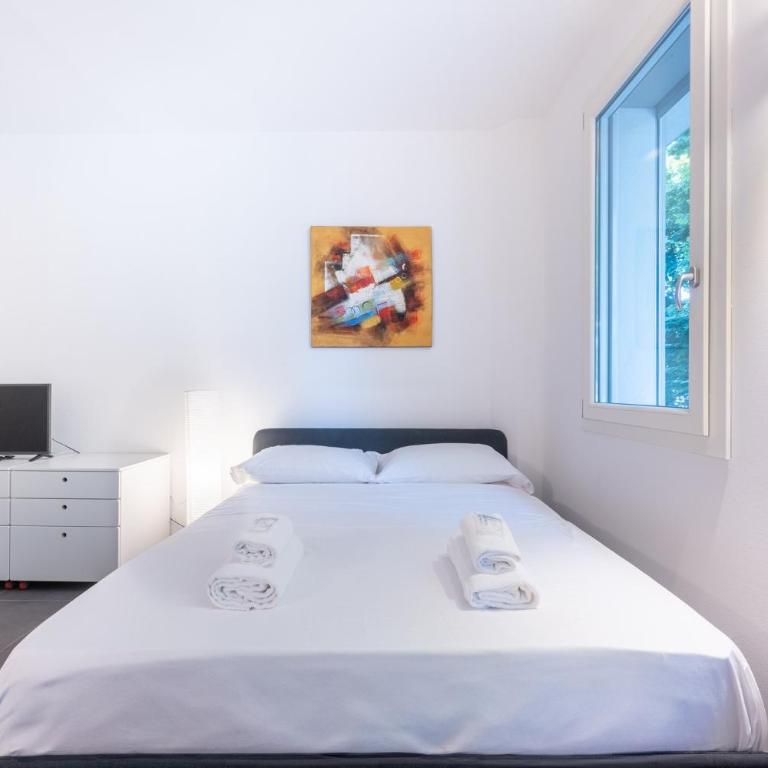 GuestHost - Bright Studio Apartment near Hospital - One-Bedroom Apartment - 9