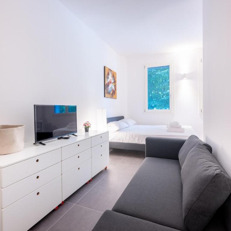 GuestHost - Bright Studio Apartment near Hospital - One-Bedroom Apartment - 3