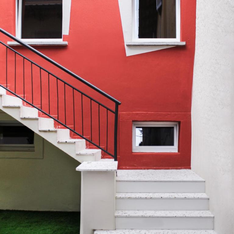 NEST LIVING Red Velvet - Appartamento Deluxe con 2 Camere da Letto e Balcone - 5