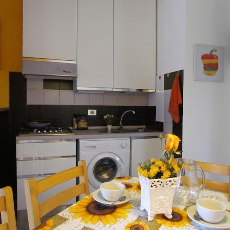 Colorful apartment with patio - Apartment - 5