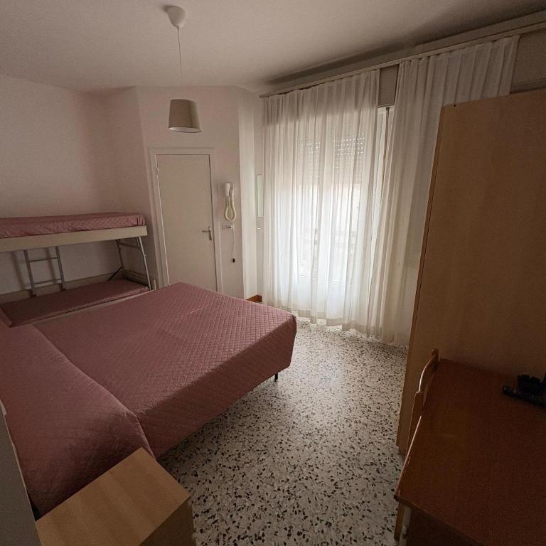 Hotel Graziana - Quadruple Room with Balcony - 8