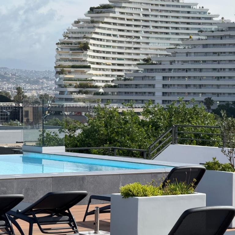charmant 3 pièces neuf SUR JARDIN piscine débordement en Rooftop VUE MER ET MONTAGNES parking gratuit climatisation 2 CHAMBRES - Appartement 2 Chambres - 34