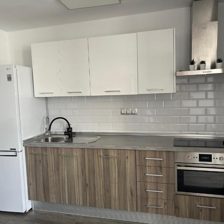 LAS OLAS heated pool - Two-Bedroom Apartment - 4