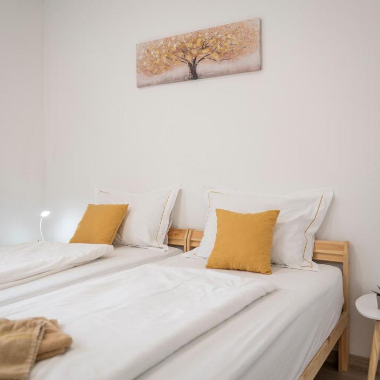 BAYT Apartment - FREE PARKING - Three-Bedroom Apartment - 1