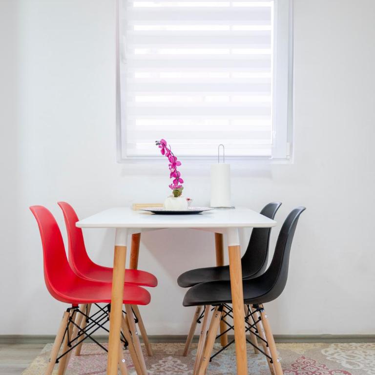 BAYT Apartment - FREE PARKING - Three-Bedroom Apartment - 4