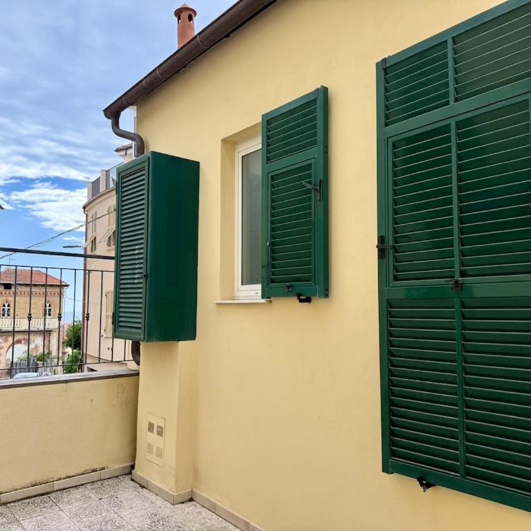 HOST4U - Dimora Antica in Centro a Porto Maurizio di Imperia - Casa Rina - Appartamento con 2 Camere da Letto - 24