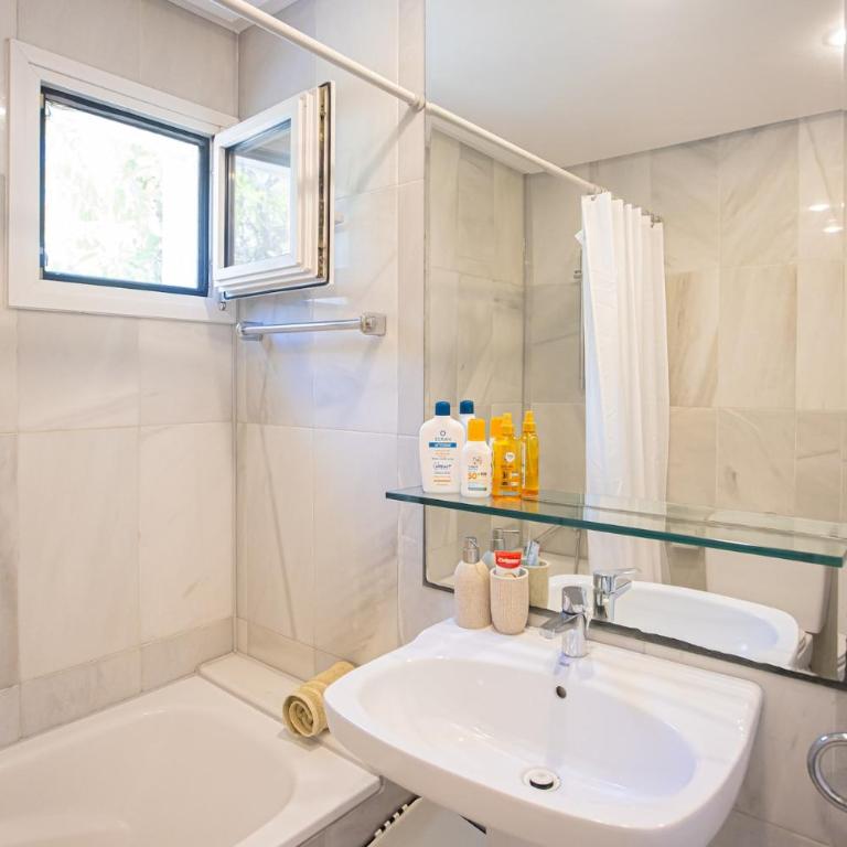 LUXURY GROUNDFLR APT & BEACH IN 200 meters - Apartamento de 2 dormitorios con terraza - 17