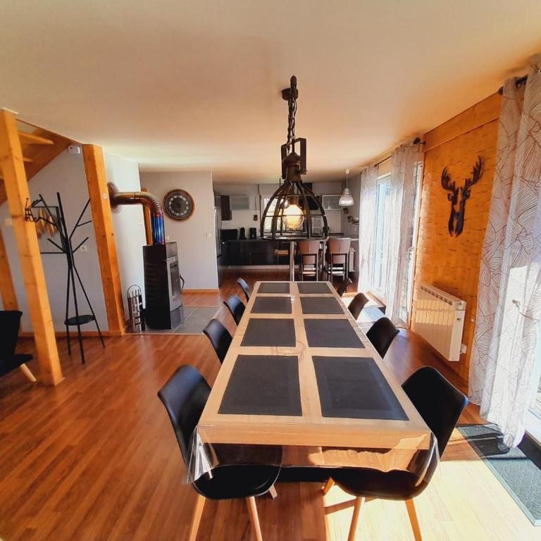 CHALET RÉCENT - BILLARD - BABYFOOT - PING PONG - MINI GOLF - WIFI - JARDIN - TERRASSE - 4 CHAMBRES - 2 à 8 PERSONNES - Chalet - 16