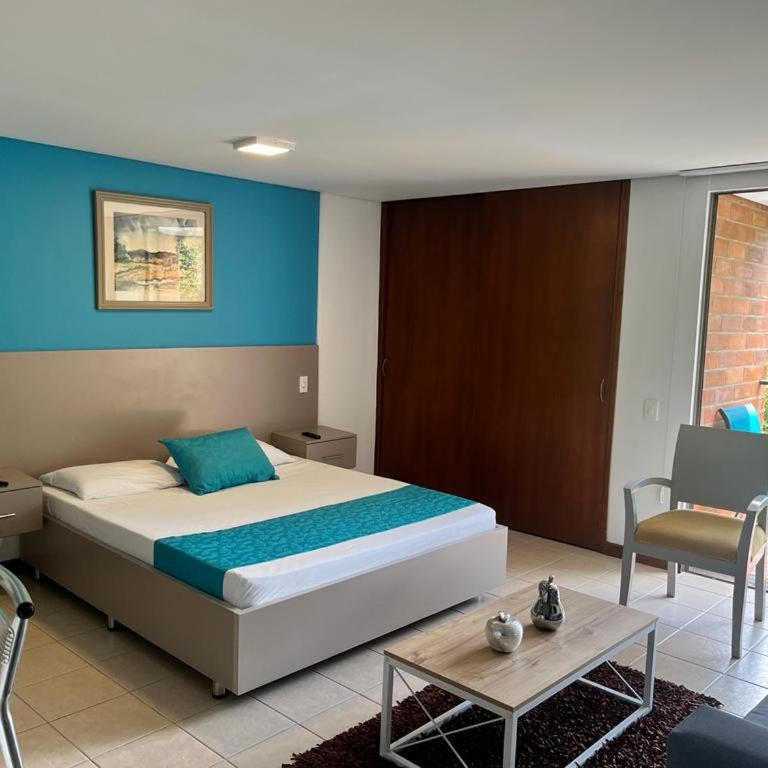 Amoblados Medellin Poblado Patio Bonito - Apartamento Estudio con balcón - 1