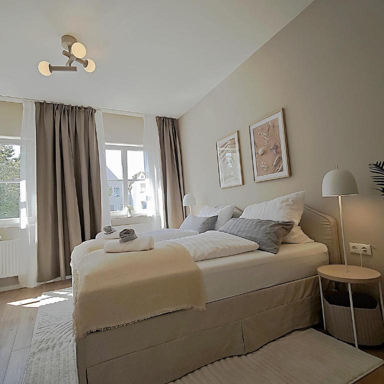 NEU! KINGS-Apartment - 300m zum Bahnhof - max 6 Personen - Mobiles Klimagerät - Küche - Apartment mit 2 Schlafzimmern - 2