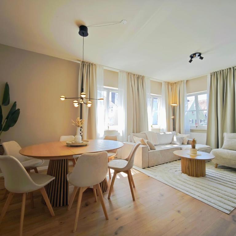 NEU! KINGS-Apartment - 300m zum Bahnhof - max 6 Personen - Mobiles Klimagerät - Küche - Apartment mit 2 Schlafzimmern - 4