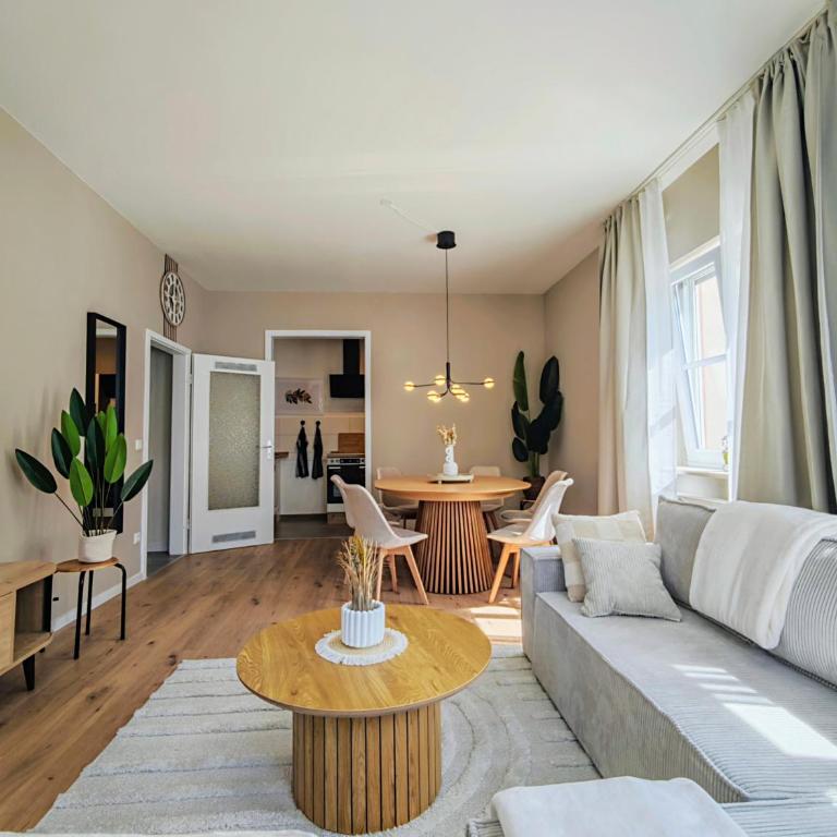 NEU! KINGS-Apartment - 300m zum Bahnhof - max 6 Personen - Mobiles Klimagerät - Küche - Apartment mit 2 Schlafzimmern - 12