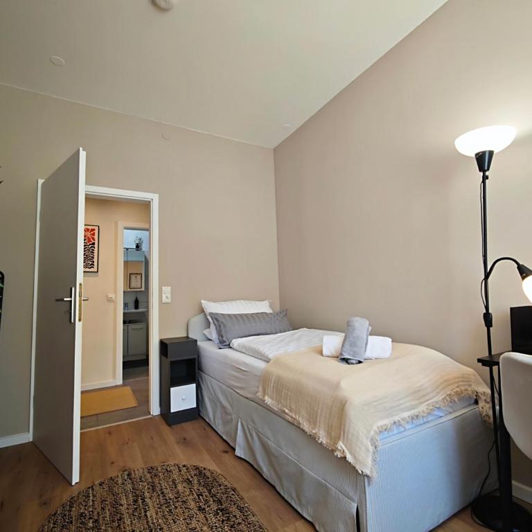 NEU! KINGS-Apartment - 300m zum Bahnhof - max 6 Personen - Mobiles Klimagerät - Küche - Apartment mit 2 Schlafzimmern - 14