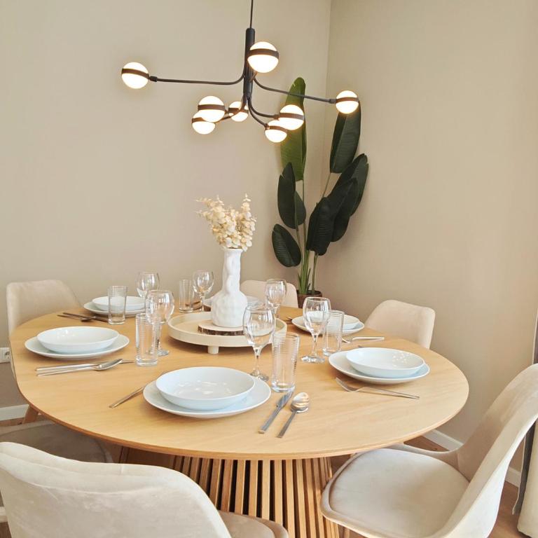 NEU! KINGS-Apartment - 300m zum Bahnhof - max 6 Personen - Mobiles Klimagerät - Küche - Apartment mit 2 Schlafzimmern - 18