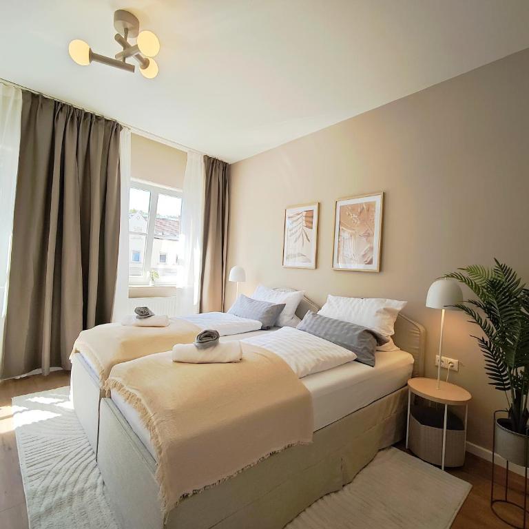 NEU! KINGS-Apartment - 300m zum Bahnhof - max 6 Personen - Mobiles Klimagerät - Küche - Apartment mit 2 Schlafzimmern - 22