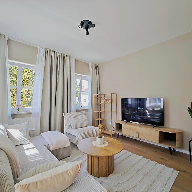 NEU! KINGS-Apartment - 300m zum Bahnhof - max 6 Personen - Mobiles Klimagerät - Küche - Apartment mit 2 Schlafzimmern - 24