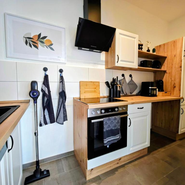 NEU! KINGS-Apartment - 300m zum Bahnhof - max 6 Personen - Mobiles Klimagerät - Küche - Apartment mit 2 Schlafzimmern - 25