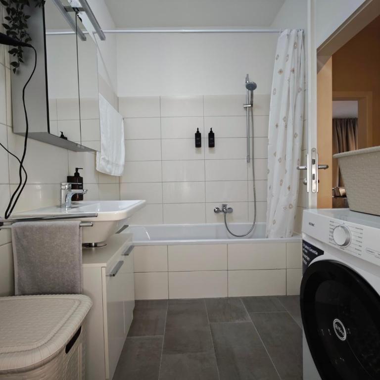 NEU! KINGS-Apartment - 300m zum Bahnhof - max 6 Personen - Mobiles Klimagerät - Küche - Apartment mit 2 Schlafzimmern - 33