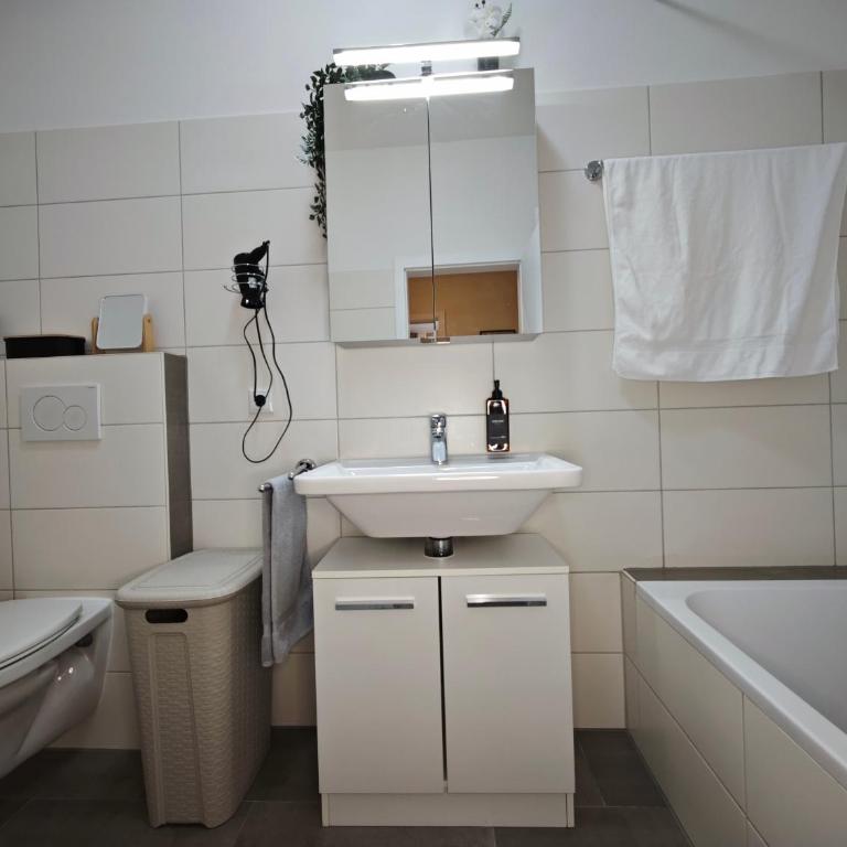 NEU! KINGS-Apartment - 300m zum Bahnhof - max 6 Personen - Mobiles Klimagerät - Küche - Apartment mit 2 Schlafzimmern - 36