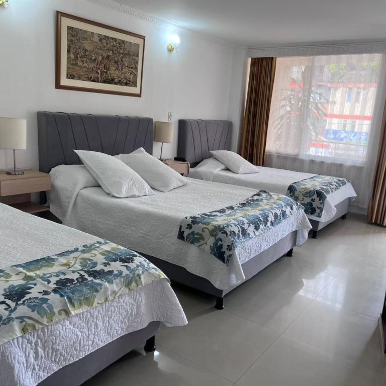 HOTEL COSTA DEL SOL FUSAGASUGa - Habitación Familiar con balcón - 2
