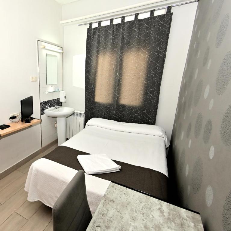 Hostal Falfes - Superior Single Room with Shared Bathroom - 2